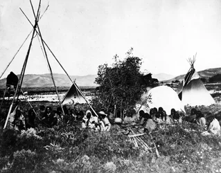 Indios americanos con tipis, c.1870s